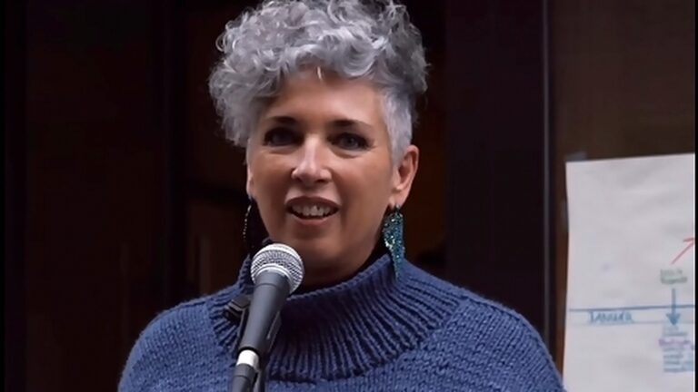 Bódis Kriszta mikrofonnál beszél a Bacsó Béla utcai képviselői iroda megnyitóján