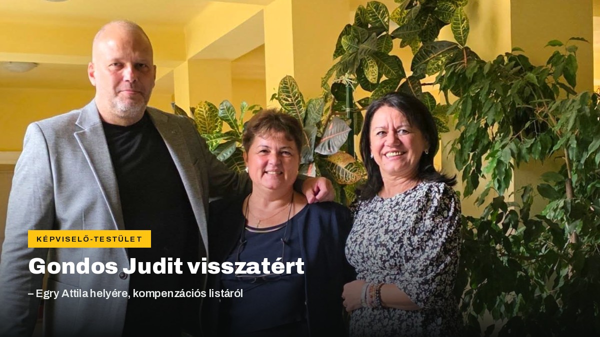 Kozma Lajos józsefvárosi önkormányzati képviselő fotója a képviselő-testület ülésének napjáról, két női képviselő társaságában