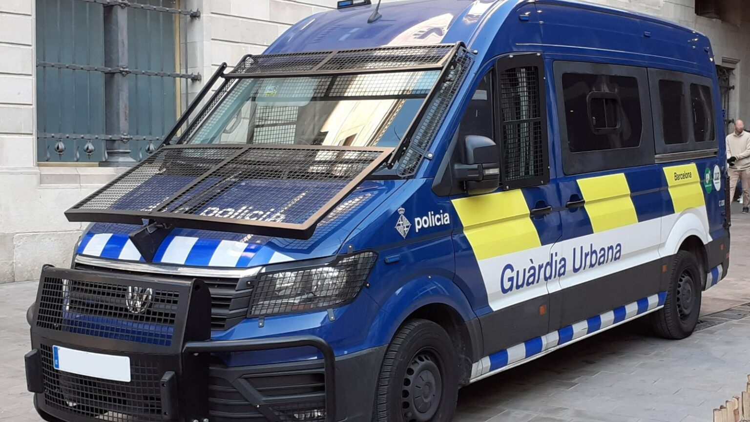 A barcelonai városi rendőrség, a Guàrdia Urbana egyenruhás tagjai az utcán