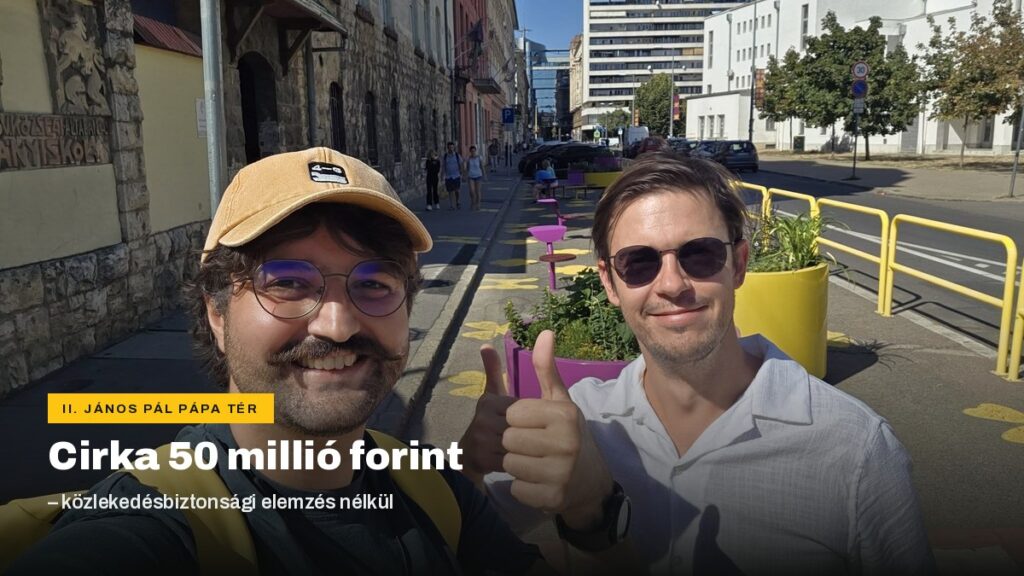 Shakkour Aram önkormányzati képviselő és Biczók Péter az elkészült iskolatéren a II. János Pál pápa téren, sárga és lila növénykazetták előtt
