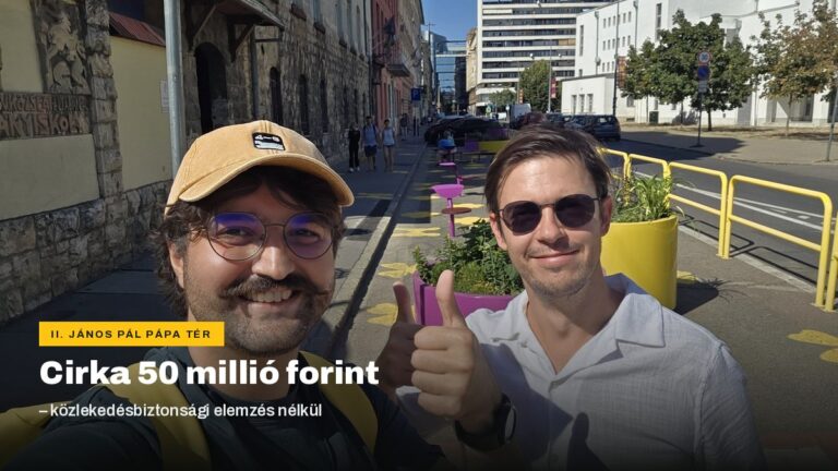 Shakkour Aram önkormányzati képviselő és Biczók Péter az elkészült iskolatéren a II. János Pál pápa téren, sárga és lila növénykazetták előtt