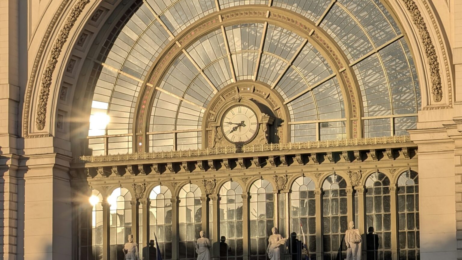 A Keleti pályaudvar homlokzata a nagy íves üvegablakkal