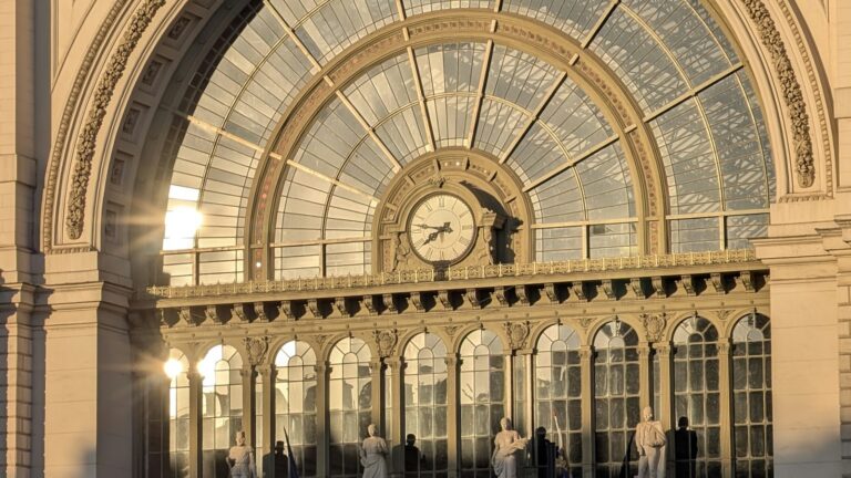 A Keleti pályaudvar homlokzata a nagy íves üvegablakkal