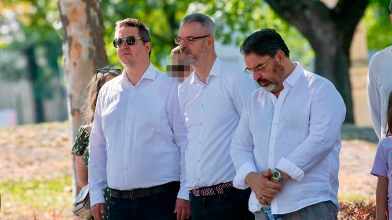 A józsefvárosi Fidesz politikusai fehér ingben egy augusztus 20-i kerületi rendezvényen