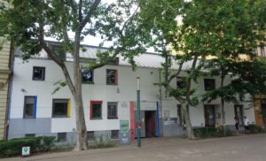 A Kesztyűgyár Közösségi Ház épülete a józsefvárosi Mátyás téren