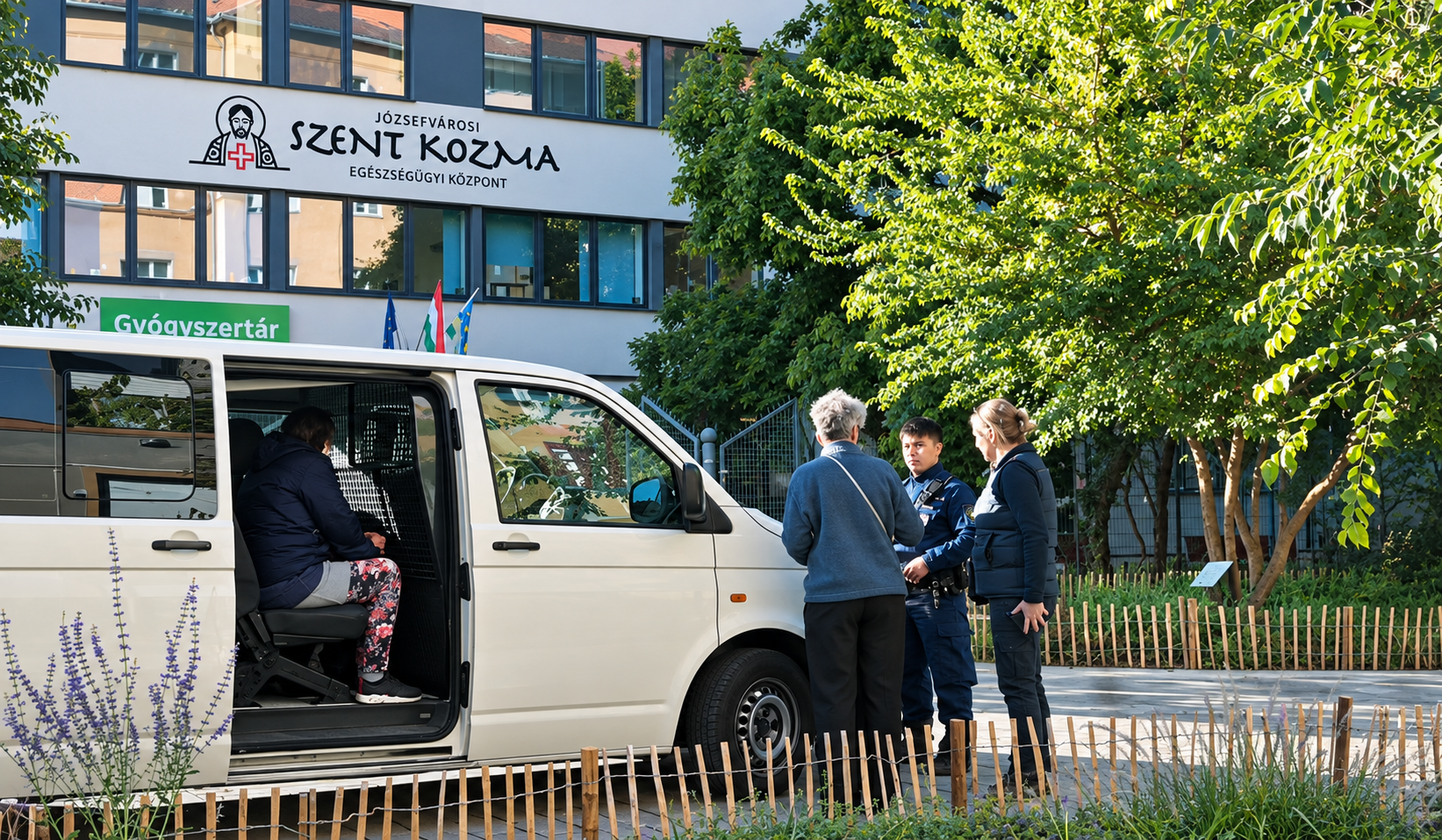 A mobil csapat kisbusza és a stáb a Józsefvárosi Szent Kozma Egészségügyi Központ előtt