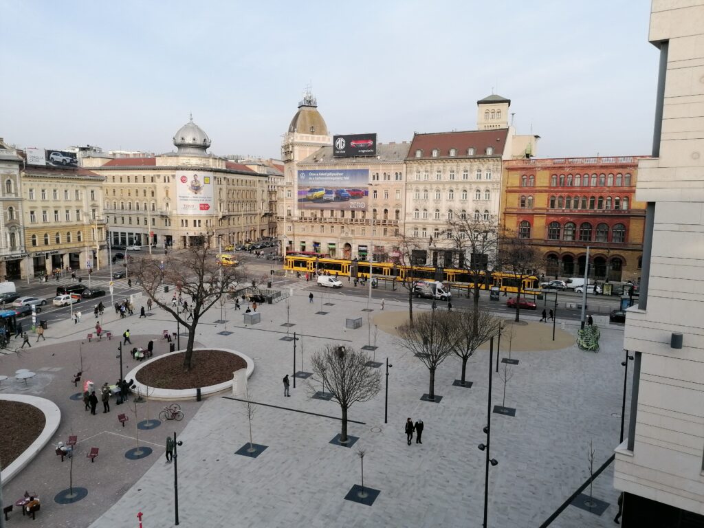 A felújított józsefvárosi Blaha Lujza tér felülről, 2023