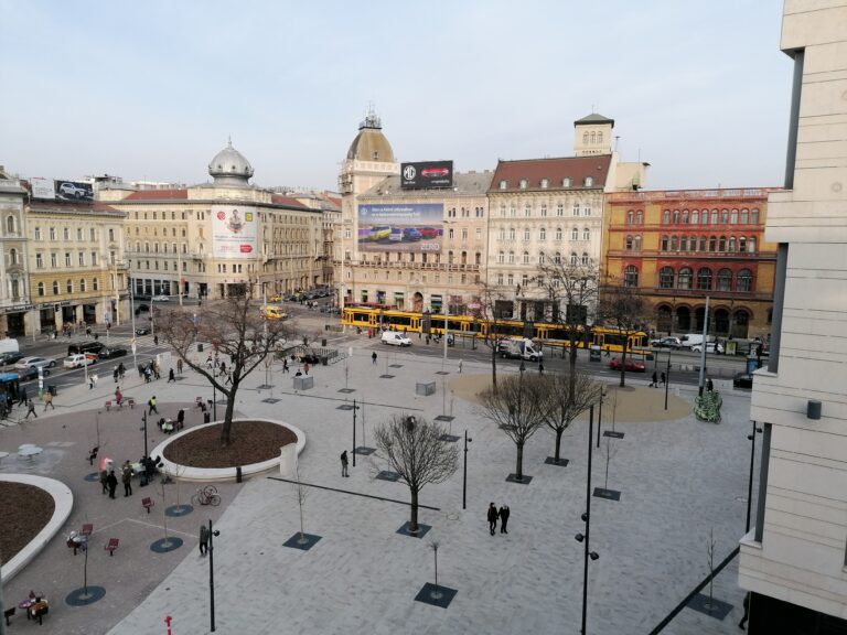 A felújított józsefvárosi Blaha Lujza tér felülről, 2023