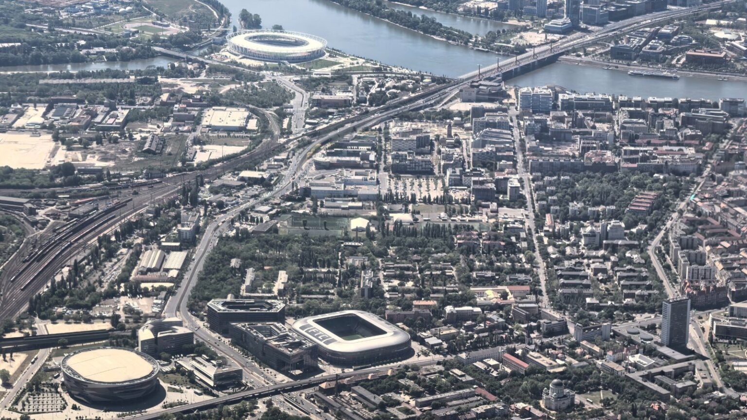 Légifotó Ferencvárosról: előtérben a Groupama Aréna és az MVM Dome a Népliget fáival, háttérben a Duna