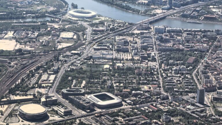 Légifotó Ferencvárosról: előtérben a Groupama Aréna és az MVM Dome a Népliget fáival, háttérben a Duna