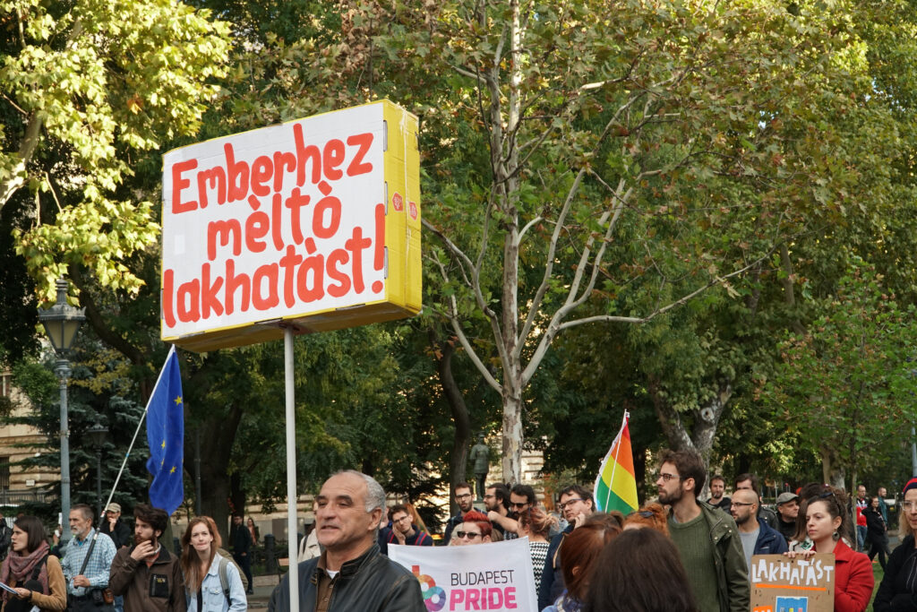 Tüntetők „Emberhez méltó lakhatást!” feliratú táblával a 2018-as budapesti Lakásmeneten