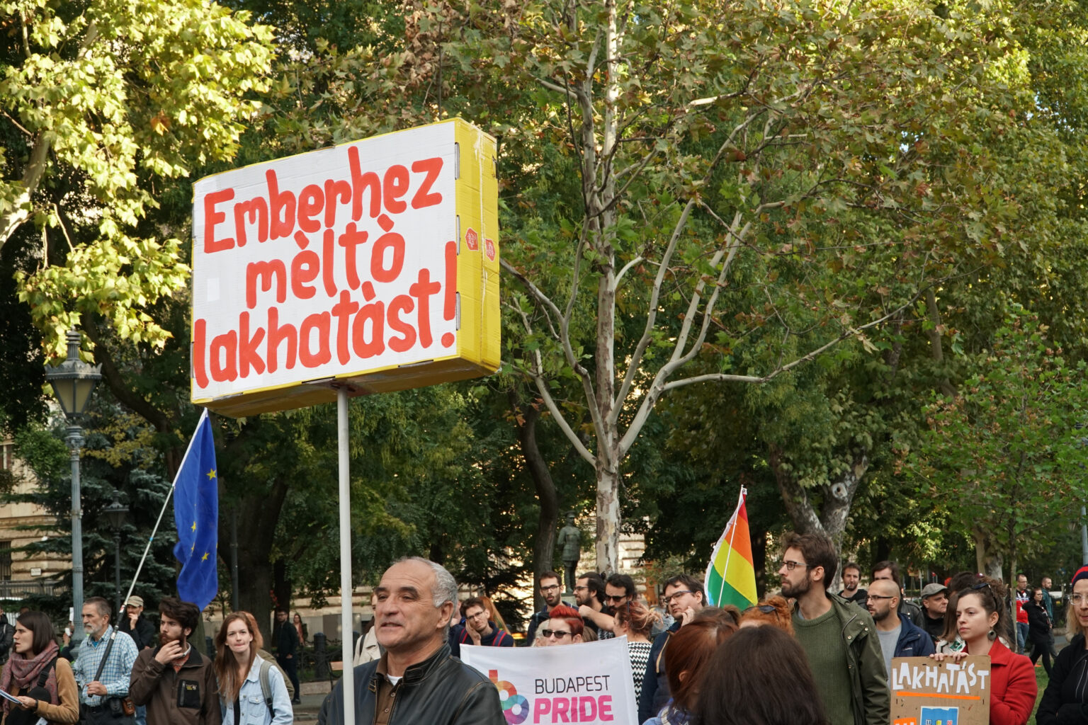 Tüntetők „Emberhez méltó lakhatást!” feliratú táblával a 2018-as budapesti Lakásmeneten