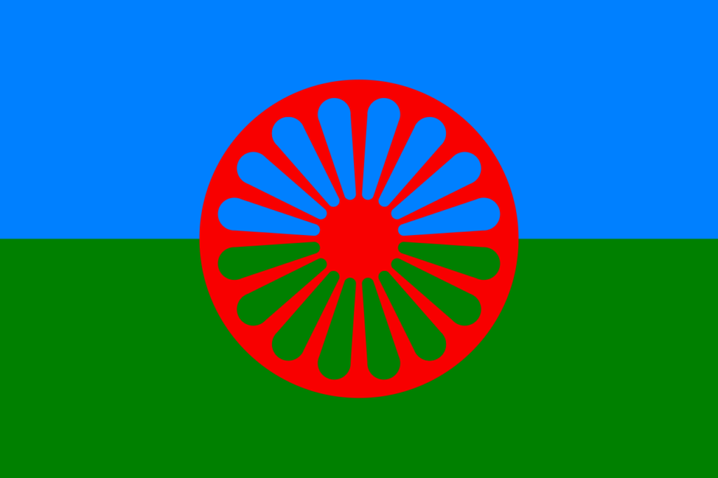 A roma zászló: kék és zöld mező, közepén vörös kerék