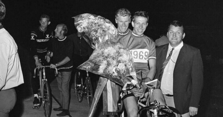 Fekete-fehér archív fotó: Wim Koopman és Peter van Doorn tandemen, virágcsokorral az 1969-es holland bajnoki győzelem után